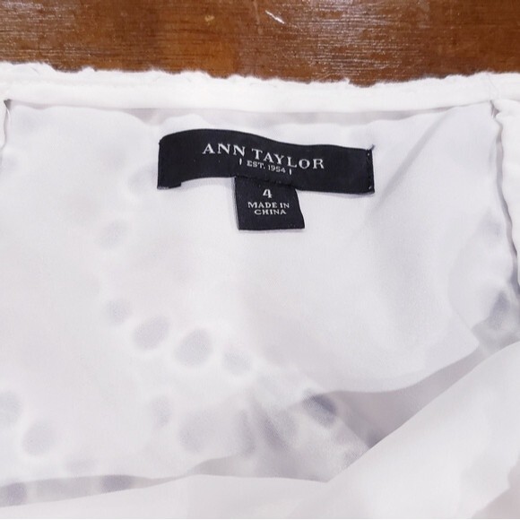 Ann Taylor White Eyelet Lace Pencil Skirt Size 4 - Picture 3 of 3